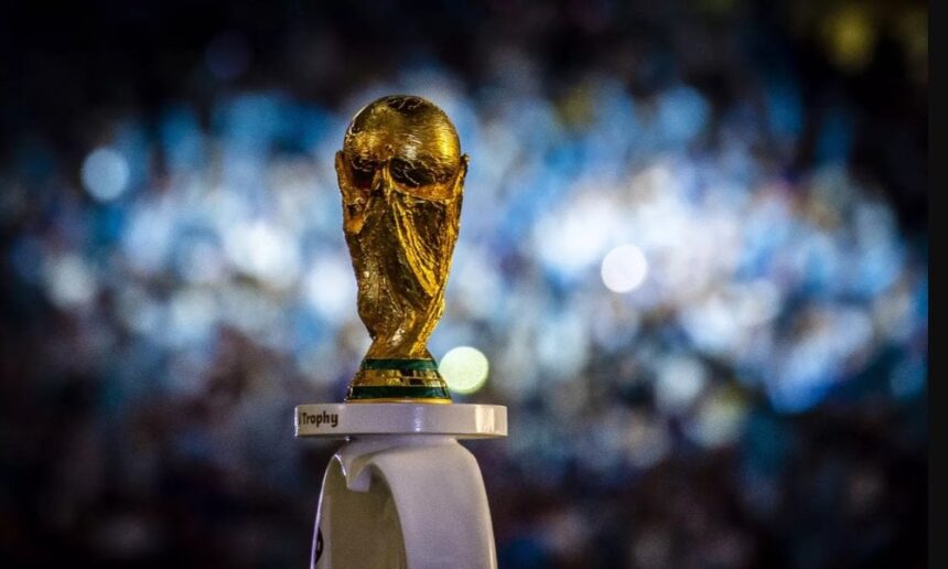 كأس العالم مطلي باللون الذهبي على قاعدة بيضاء.