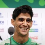 ياسين بونو يبتسم بقميص المنتخب المغربي