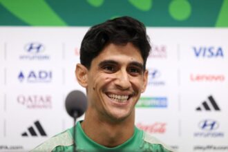 ياسين بونو يبتسم بقميص المنتخب المغربي