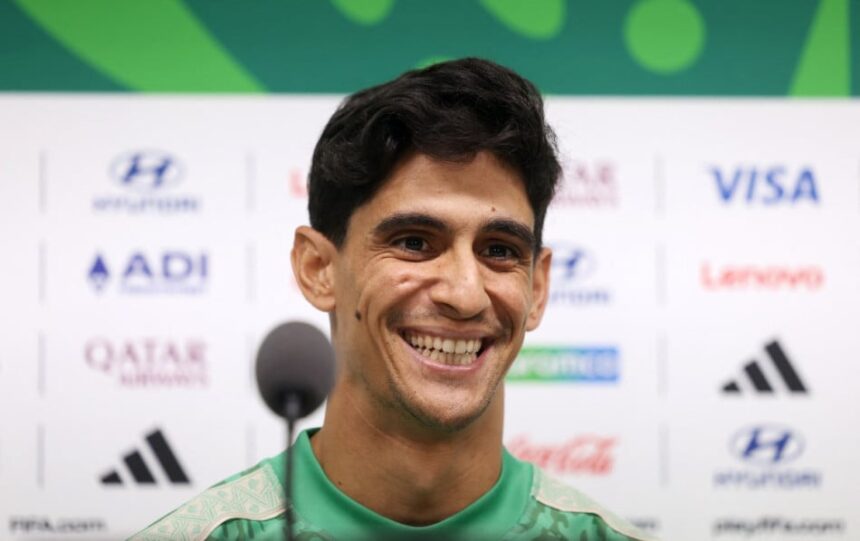 ياسين بونو يبتسم بقميص المنتخب المغربي