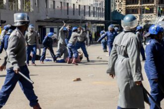 مشهد يومي لشرطة مكافحة الشغب في ميدان مدينة بزيمبابوي.