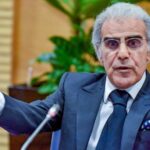 عبد اللطيف الجواهري، والي بنك المغرب يتحدث في ندوة صحفية.