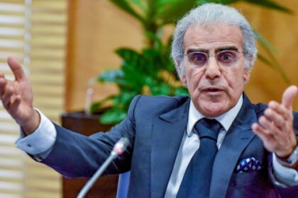 عبد اللطيف الجواهري، والي بنك المغرب يتحدث في ندوة صحفية.