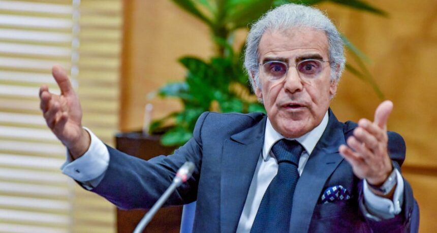عبد اللطيف الجواهري، والي بنك المغرب يتحدث في ندوة صحفية.