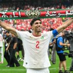أشرف حكيمي لاعب كرة القدم المغربي يحتفل بقميص المنتخب
