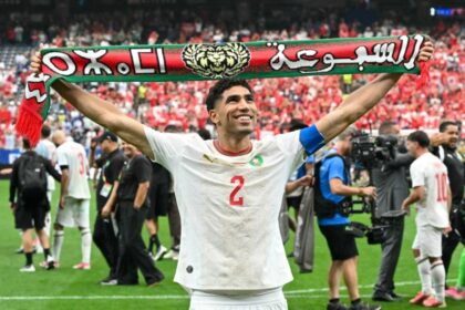 أشرف حكيمي لاعب كرة القدم المغربي يحتفل بقميص المنتخب