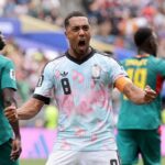 لاعب كرة قدم إفريقي يحمل الرقم 15 يحتفل