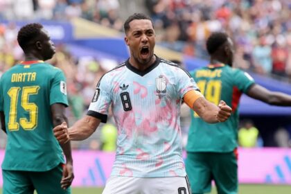 لاعب كرة قدم إفريقي يحمل الرقم 15 يحتفل