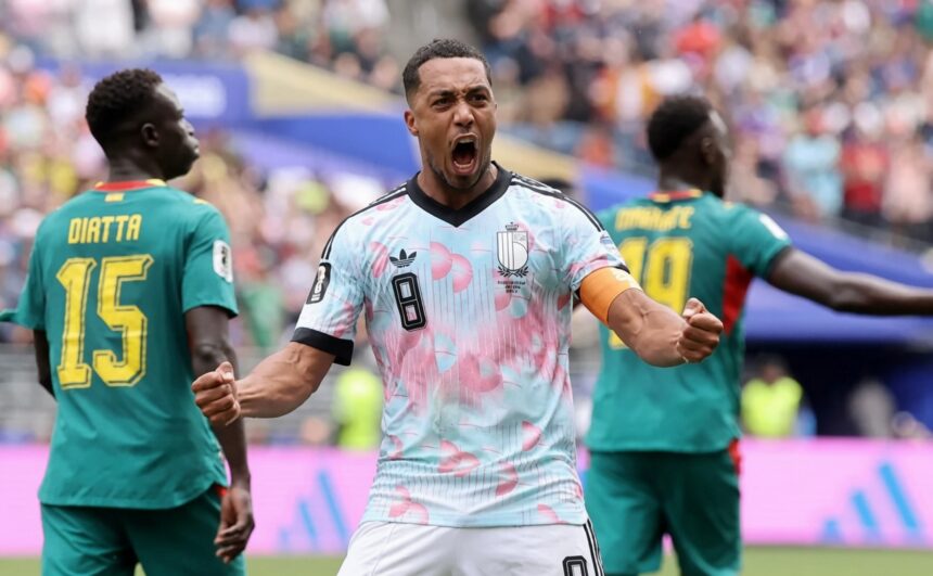 لاعب كرة قدم إفريقي يحمل الرقم 15 يحتفل
