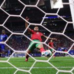 لاعب كرة قدم إفريقي يركل الكرة بقوة