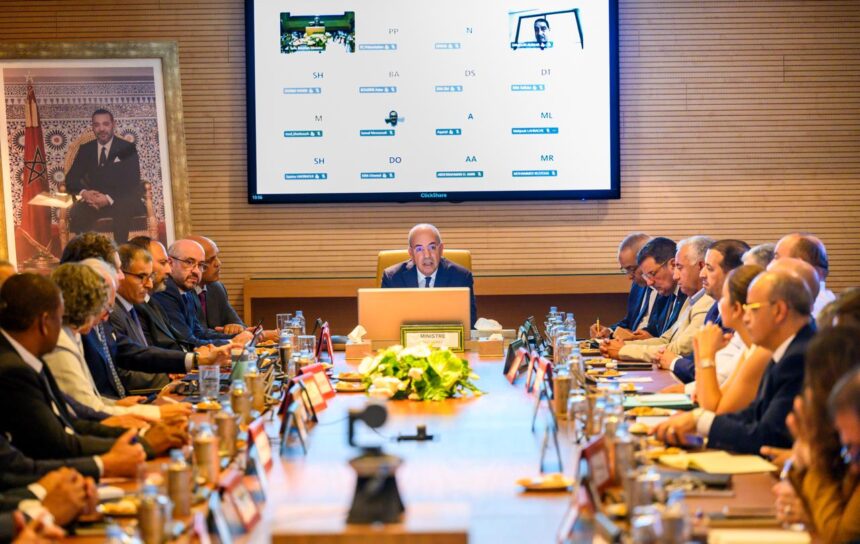 اجتماع لعدة رجال حول طاولة في غرفة