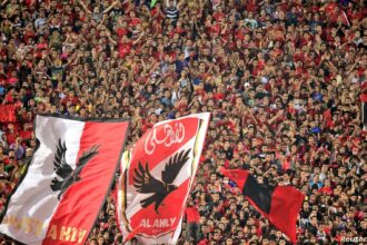 جماهير الأهلي في المدرجات ترفع علم النادي