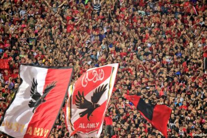 جماهير الأهلي في المدرجات ترفع علم النادي