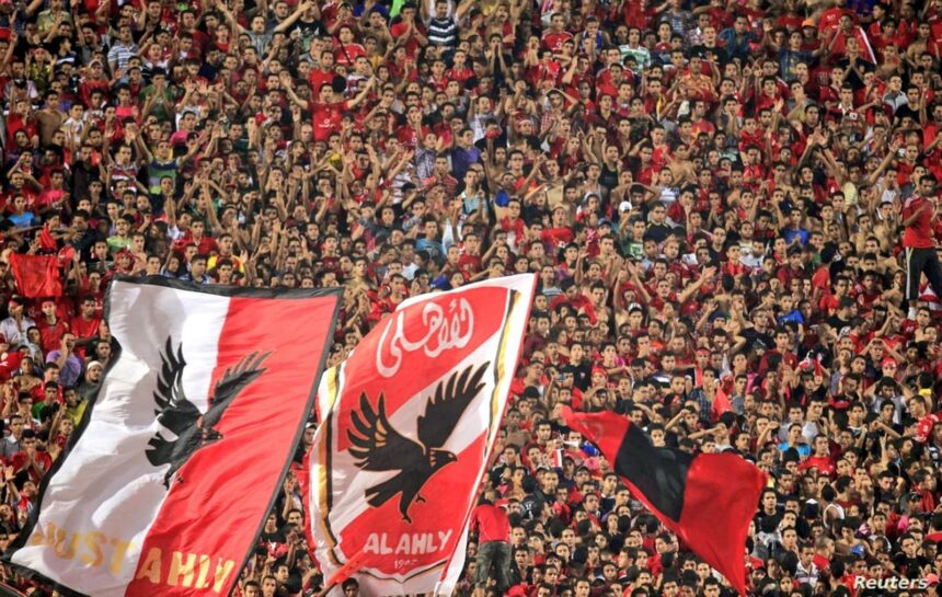 جماهير الأهلي في المدرجات ترفع علم النادي