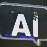 أحرف AI كبيرة مضيئة باللون الأصفر في فقاعة كلام.