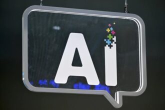 أحرف AI كبيرة مضيئة باللون الأصفر في فقاعة كلام.