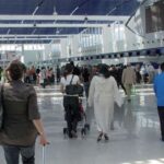 حقائب سفر وعربة أمتعة في صالة مطار مغربي.