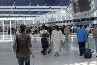 حقائب سفر وعربة أمتعة في صالة مطار مغربي.