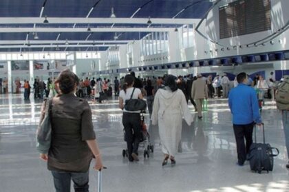 حقائب سفر وعربة أمتعة في صالة مطار مغربي.
