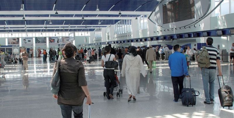 حقائب سفر وعربة أمتعة في صالة مطار مغربي.