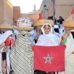 نساء ورجل يرتدون أزياء أمازيغية تقليدية في مهرجان بآيت أورير.