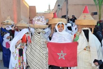 نساء ورجل يرتدون أزياء أمازيغية تقليدية في مهرجان بآيت أورير.