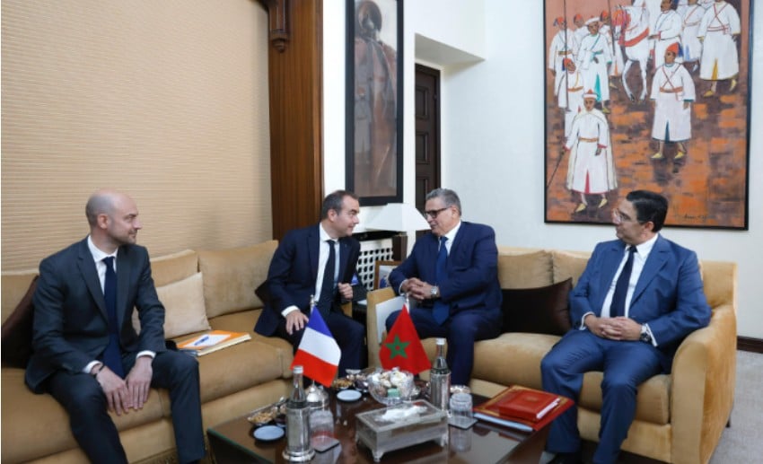 أخنوش يتباحث مع الوزير الأول الفرنسي ووفديهما.