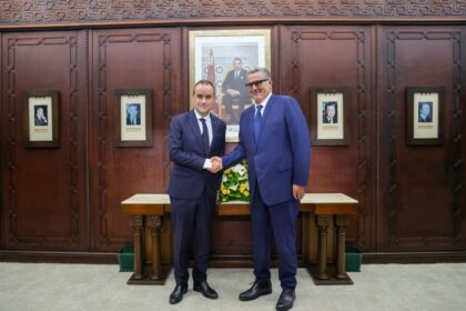 أخنوش ولوكورنو يتبادلان التحية في لقاء رسمي