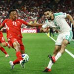 لاعب جزائري وسويسري يتنافسان على الكرة