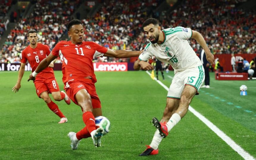 لاعب جزائري وسويسري يتنافسان على الكرة