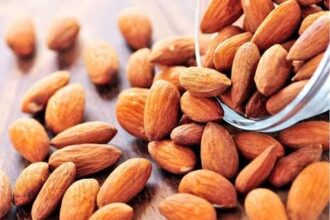 حبات لوز طبيعية وسليمة
