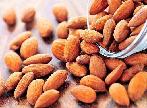 حبات لوز طبيعية وسليمة