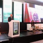 رجل يتحدث أمام الجمهور في مؤتمر