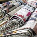 مجموعة من الصحف العربية منثورة على طاولة