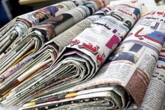 مجموعة من الصحف العربية منثورة على طاولة
