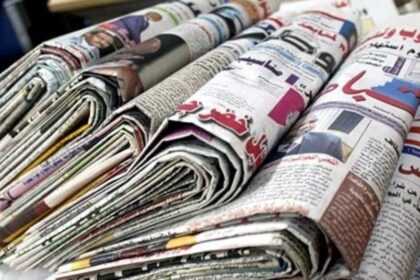 مجموعة من الصحف العربية منثورة على طاولة