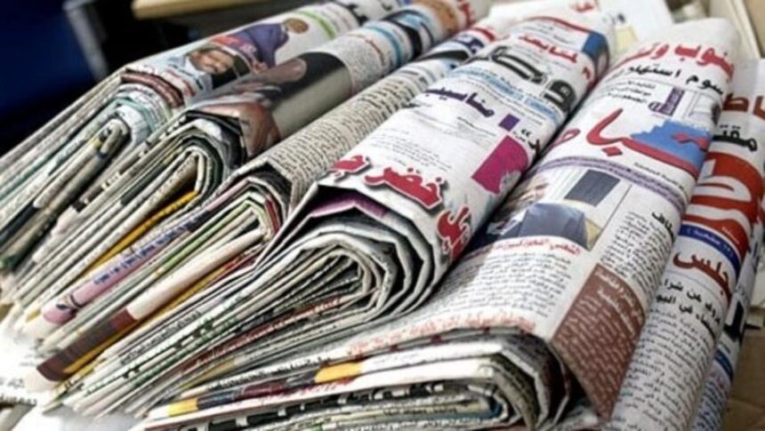 مجموعة من الصحف العربية منثورة على طاولة