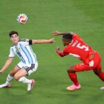 لاعب أرجنتيني يحتفل بهدف في مباراة كرة قدم.