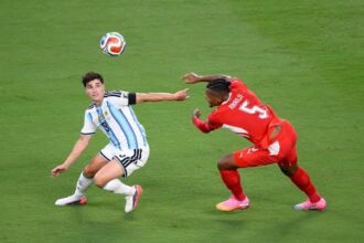 لاعب أرجنتيني يحتفل بهدف في مباراة كرة قدم.