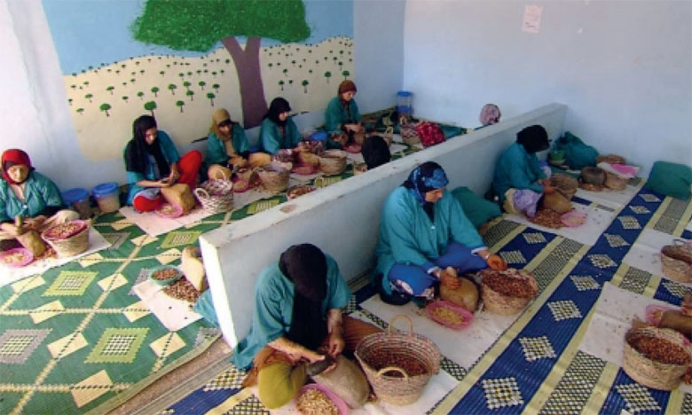 نساء يعرضن منتجات محلية في طاولة أنشطة.