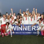 فريق من اللاعبات يحتفلن بكأس البطولة