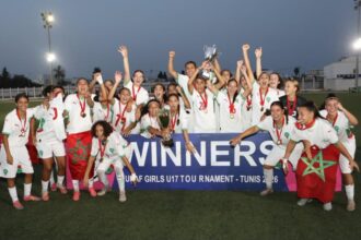 فريق من اللاعبات يحتفلن بكأس البطولة