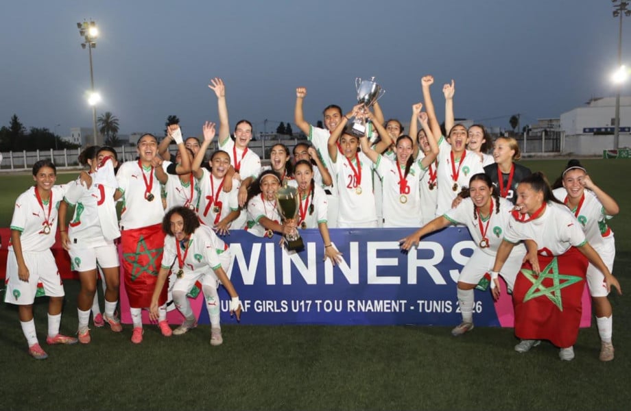فريق من اللاعبات يحتفلن بكأس البطولة