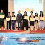 مجموعة أشخاص يحملون شهادات تقدير في حفل تكريم
