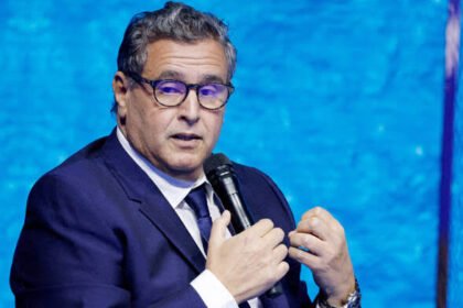 عزيز أخنوش رئيس الحكومة المغربية يتحدث في مؤتمر صحفي.
