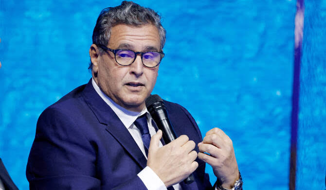 عزيز أخنوش رئيس الحكومة المغربية يتحدث في مؤتمر صحفي.
