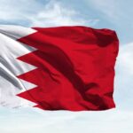 علم البحرين يرفرف في السماء