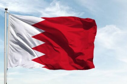 علم البحرين يرفرف في السماء