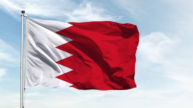 علم البحرين يرفرف في السماء