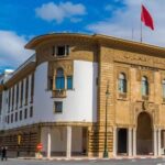 مقر بنك المغرب ذو اللونين البني والأبيض تحت سماء زرقاء.